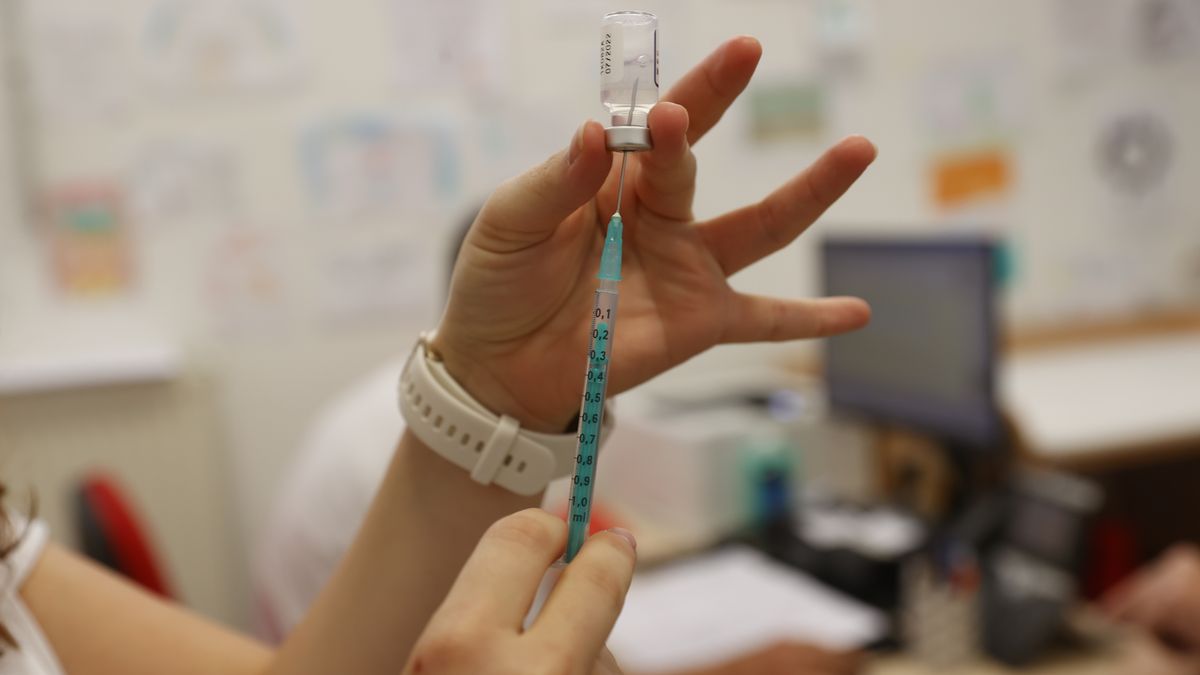 Kdo má nárok na odškodnění za očkování proti covidu? Jen člověk na prahu smrti